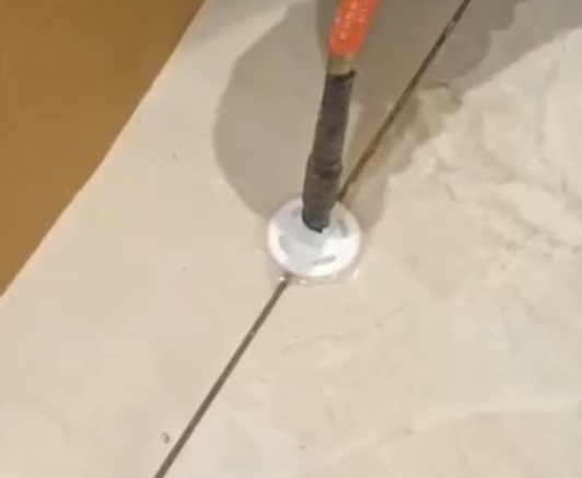 衢江瓷砖空鼓维修公司专业解答瓷砖在铺贴过程中，如果没有涂抹均匀到位的粘结材料（如水泥砂浆或瓷砖胶），可能会导致以下问题