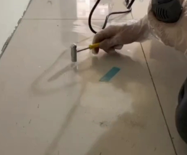 衢江瓷砖开裂维修公司专业分享瓷砖在铺贴前如果没有沥干水分，将会导致以下问题